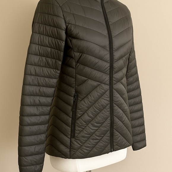 Women’s Medium Packable Down Puffer Jacket - Picture 12 of 14